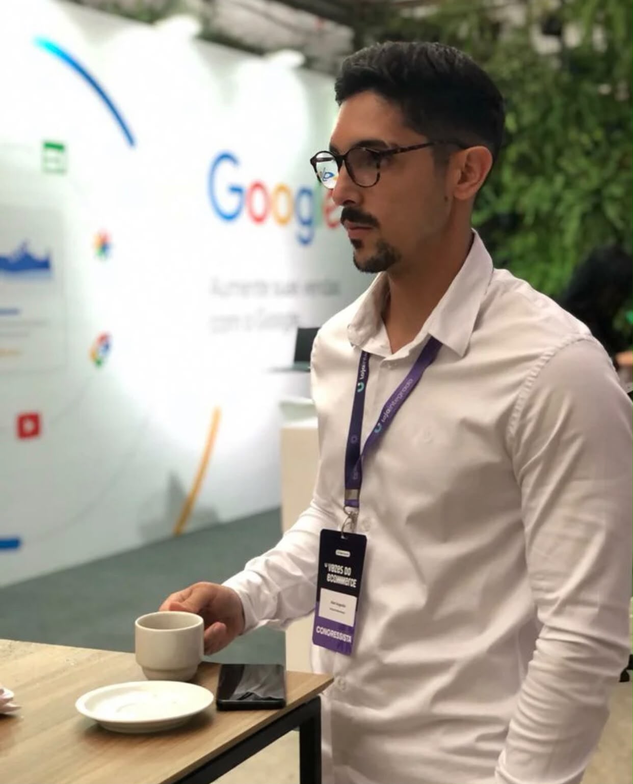 Fundador da Storm Marketing em evento de marketing digital no estande do Google